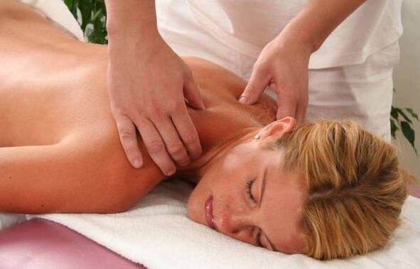 Massage des colonnes cervicales avec ostéochondose